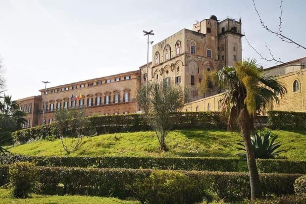 Sofia'S Apt Loft Incantevole Con Terrazza Privata Palermo Luaran gambar